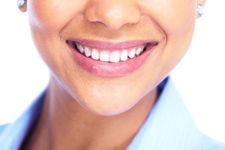 Ein attraktives Lächeln dank gesunder Zähne – das wünschen wir uns alle